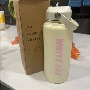 32 oz BRAND NEW White Fox Cream Water Bottle🎀